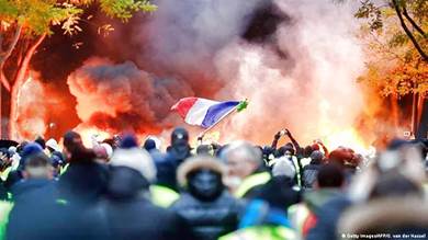 ​الحكومة الفرنسية تحاول نزع فتيل الاحتجاجات عشية تعبئة جديدة